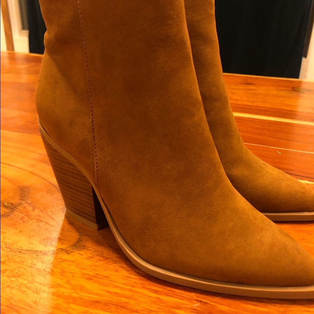 NIB🤩👏🏼Bamboo suede booties, Size 7 NEVER WORN!